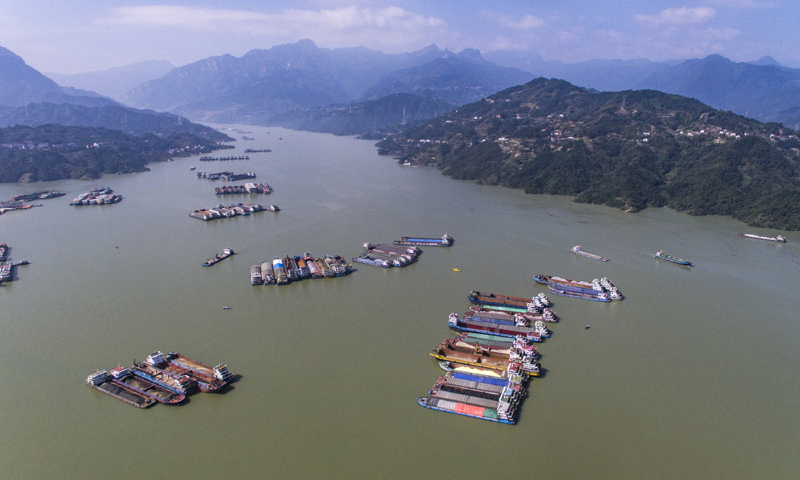 10月21日，船舶有序停靠在三峡大坝上游湖北省秭归县仙人桥锚地。（郑家裕 摄）