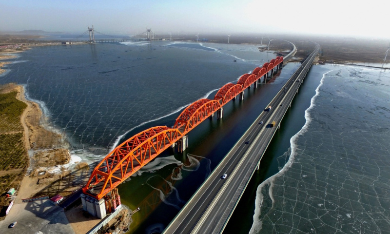 2018年1月16日，京张高铁官厅水库特大桥拱型八孔钢桁梁最后一孔落梁成功，这标志着该特大桥主桥主体结构全部施工完成，桥面附属工程将如期推进。（新华社记者 杨世尧 摄）