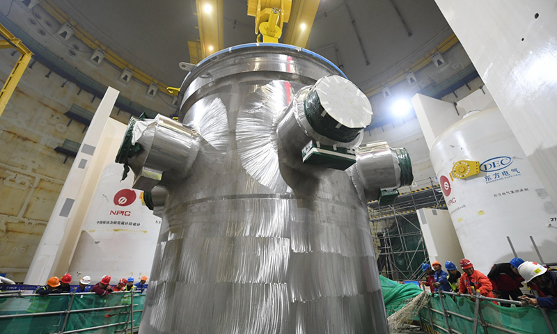 福清核电5号机组反应堆压力容器在吊装中。（新华社记者 林善传 摄）