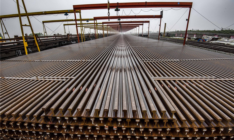 5月5日，中铁十一局职工在汉十高铁枣阳铺轨基地堆码500米长轨。（新华社记者 杜华举 摄）