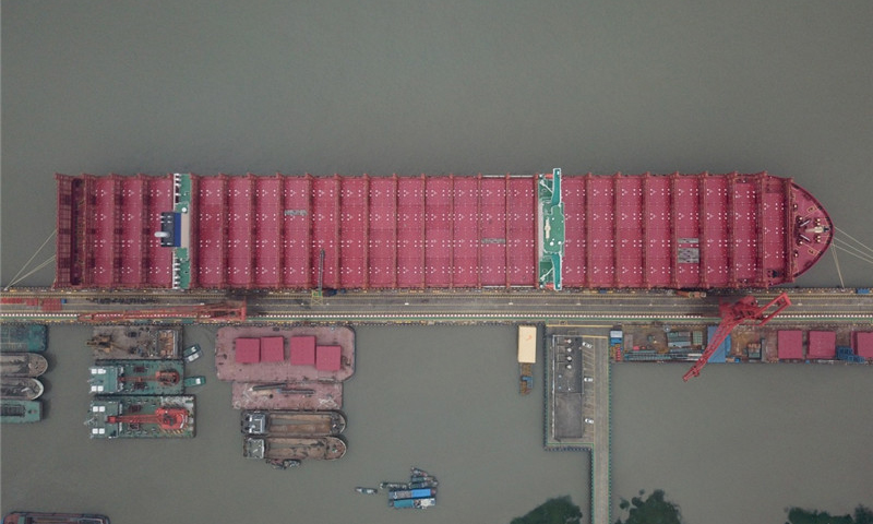 这是上海外高桥造船继5月份连续交付两艘40万吨超大型矿砂船（VLOC）之后，完工交付的第三艘新船，创造了中国单个船厂单月完工总量突破100万载重吨的新纪录。（新华社记者 丁汀 摄）