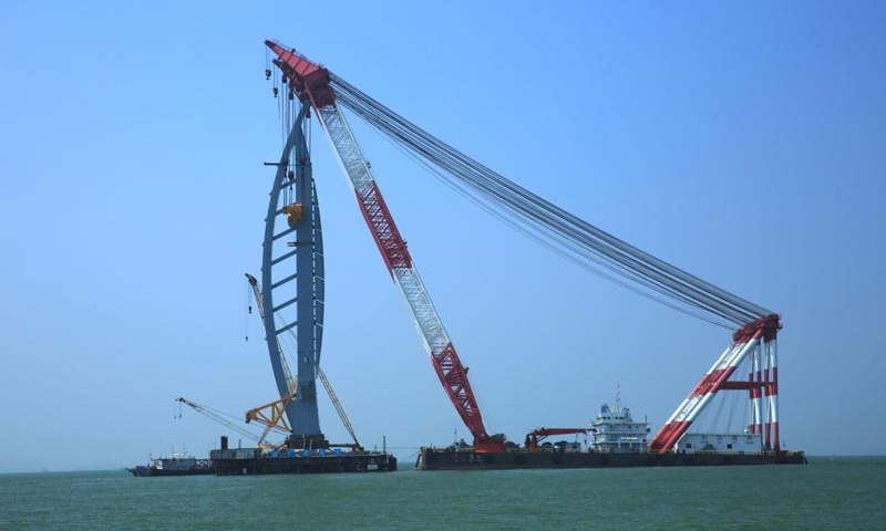 图为2015年8月23日，江海直达船航道桥首个“海豚”塔成功吊装。新华社发（港珠澳大桥局提供）