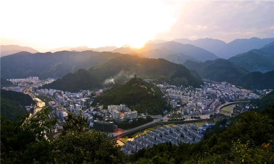 重建后的青川。